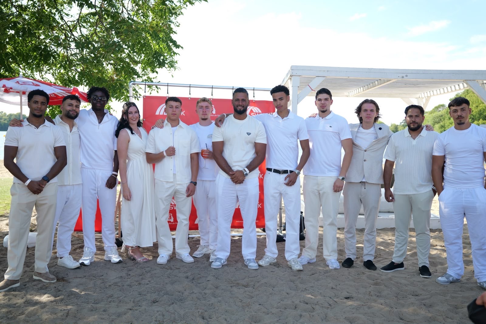 Das Team beim Sommer-Event am See